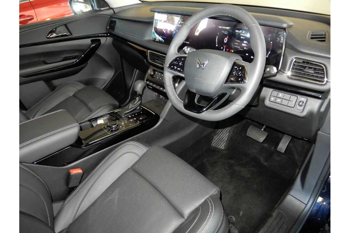 2025 Mahindra XUV700 AX7