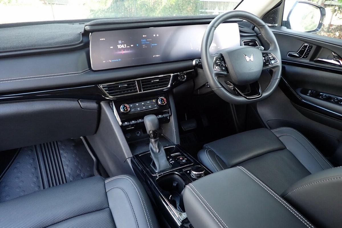 2025 Mahindra XUV700 AX7L
