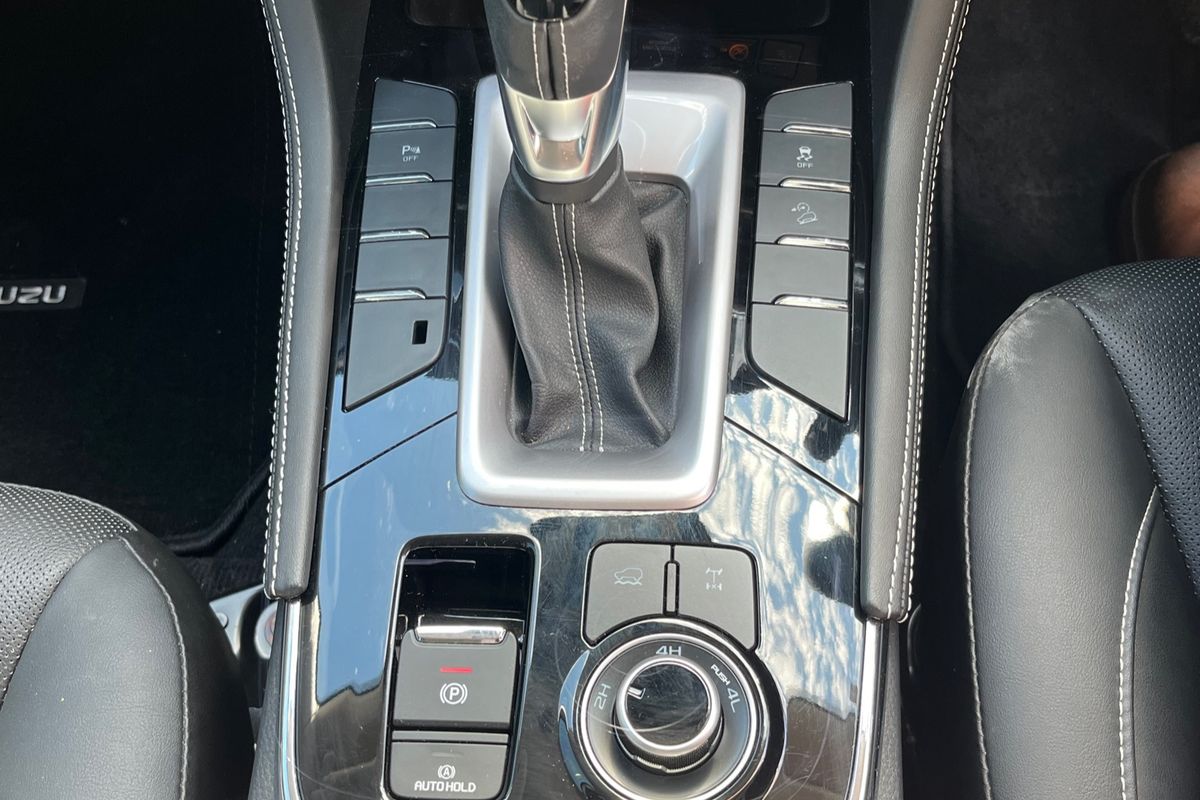 2022 Isuzu MU-X LS-T