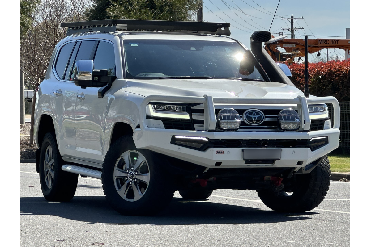 2023 Toyota Landcruiser Sahara FJA300R
