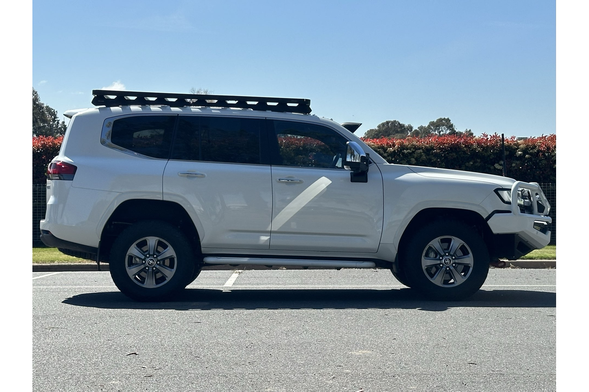 2023 Toyota Landcruiser Sahara FJA300R