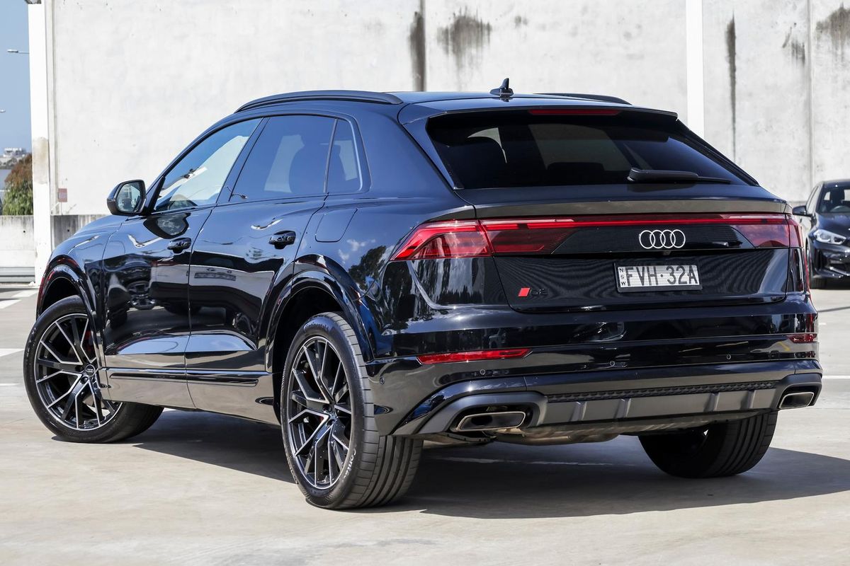 2024 Audi Q8 60 TFSI e S line F1