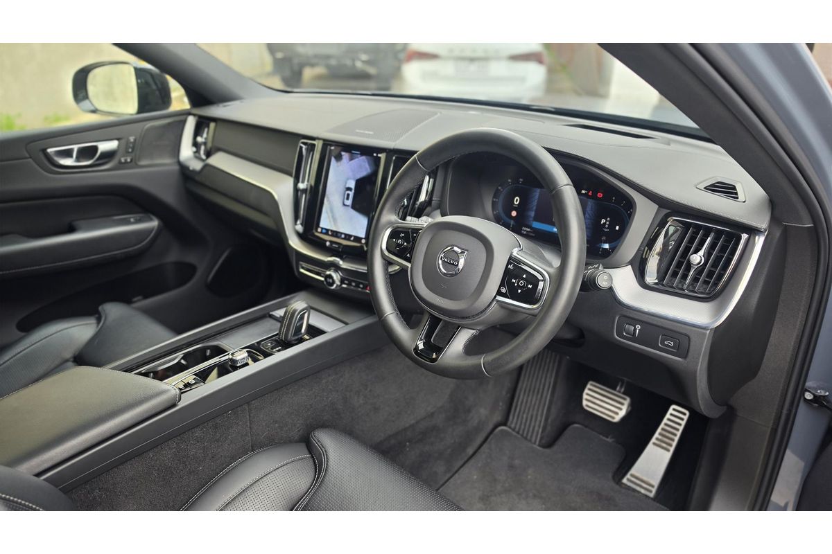 2022 Volvo XC60 B6 R-Design