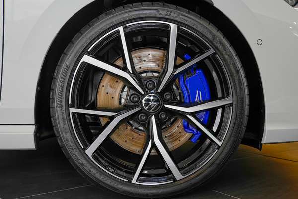 2024 Volkswagen Golf R 8 thumb-3
