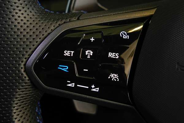 2024 Volkswagen Golf R 8 thumb-12