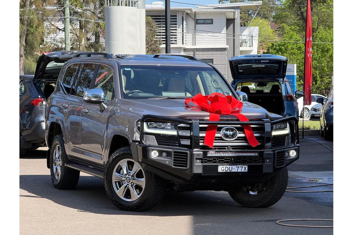 2023 Toyota Landcruiser Sahara FJA300R