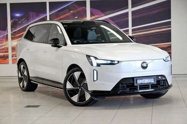 2024 Volvo XC40 Ultimate B4 Dark