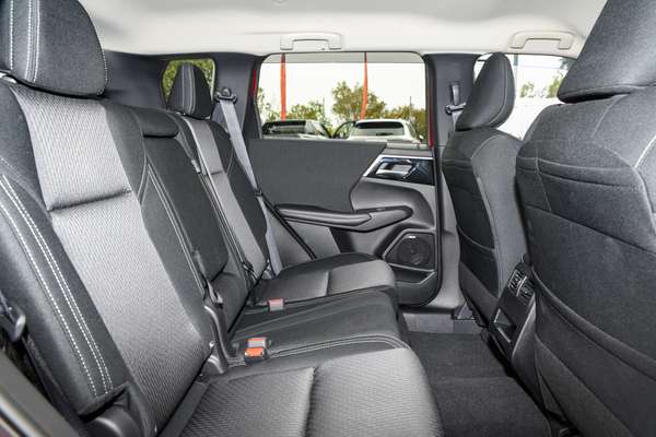2025 Mitsubishi Outlander LS ZM thumb-8