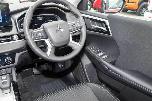 2025 Mitsubishi Outlander LS ZM thumb-17