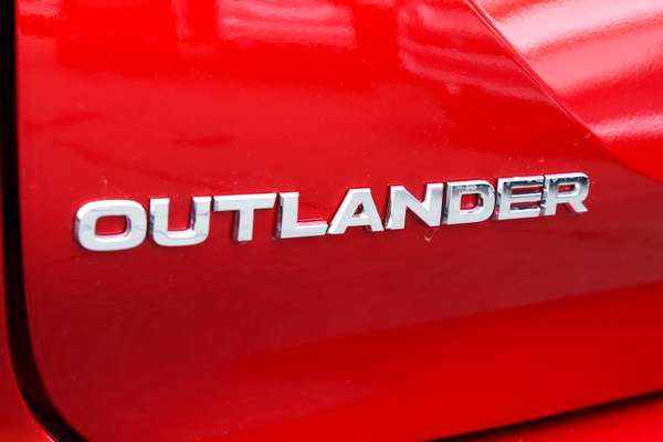 2025 Mitsubishi Outlander LS ZM thumb-19