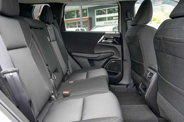 2025 Mitsubishi Outlander LS ZM thumb-8