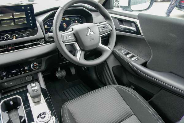 2025 Mitsubishi Outlander LS ZM thumb-18