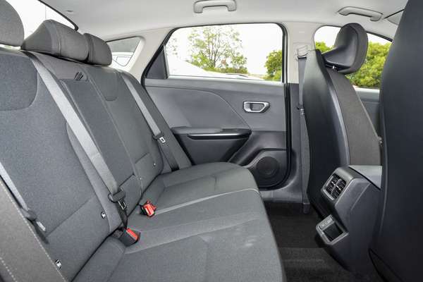 2026 Kia K4 S CL4m thumb-8