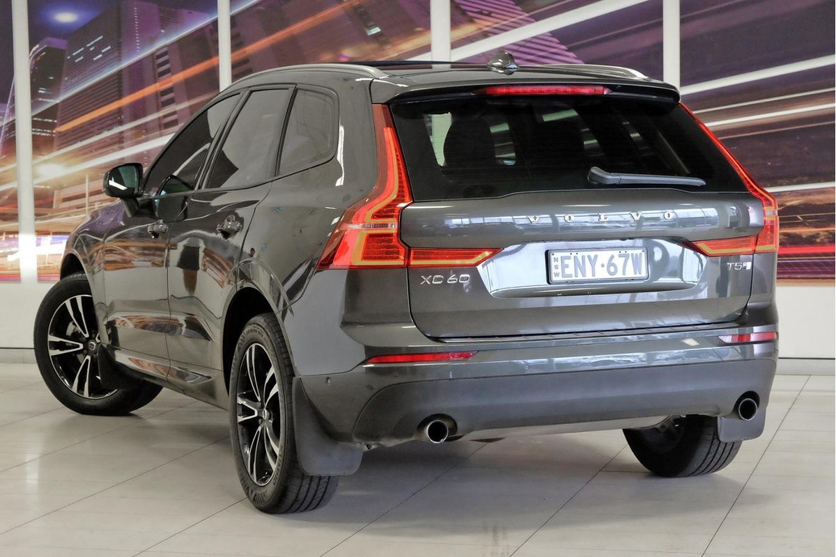2020 Volvo XC60 T5 Momentum image 2