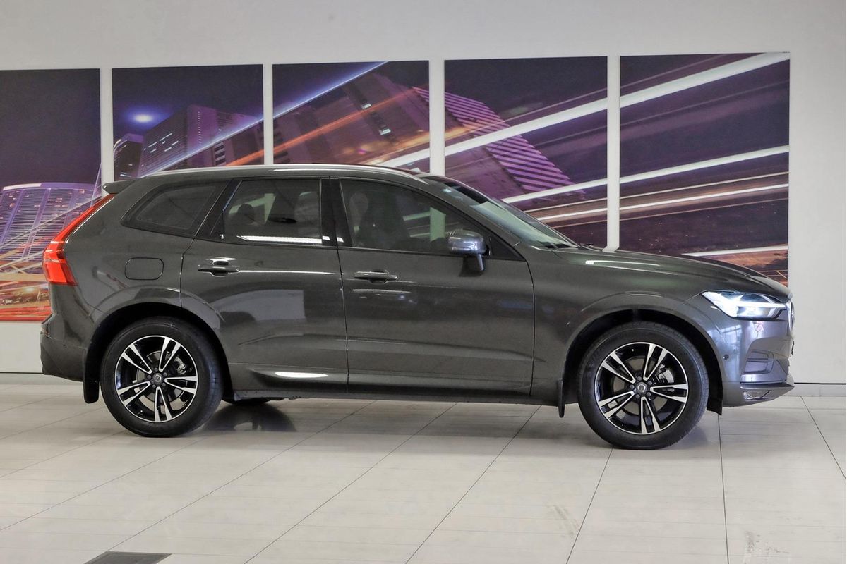 2020 Volvo XC60 T5 Momentum image 3