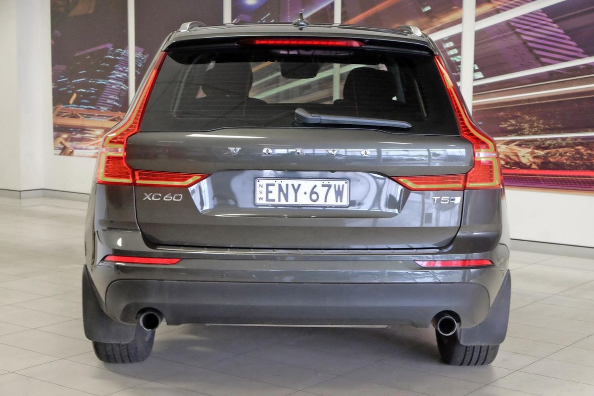 2020 Volvo XC60 T5 Momentum image 5