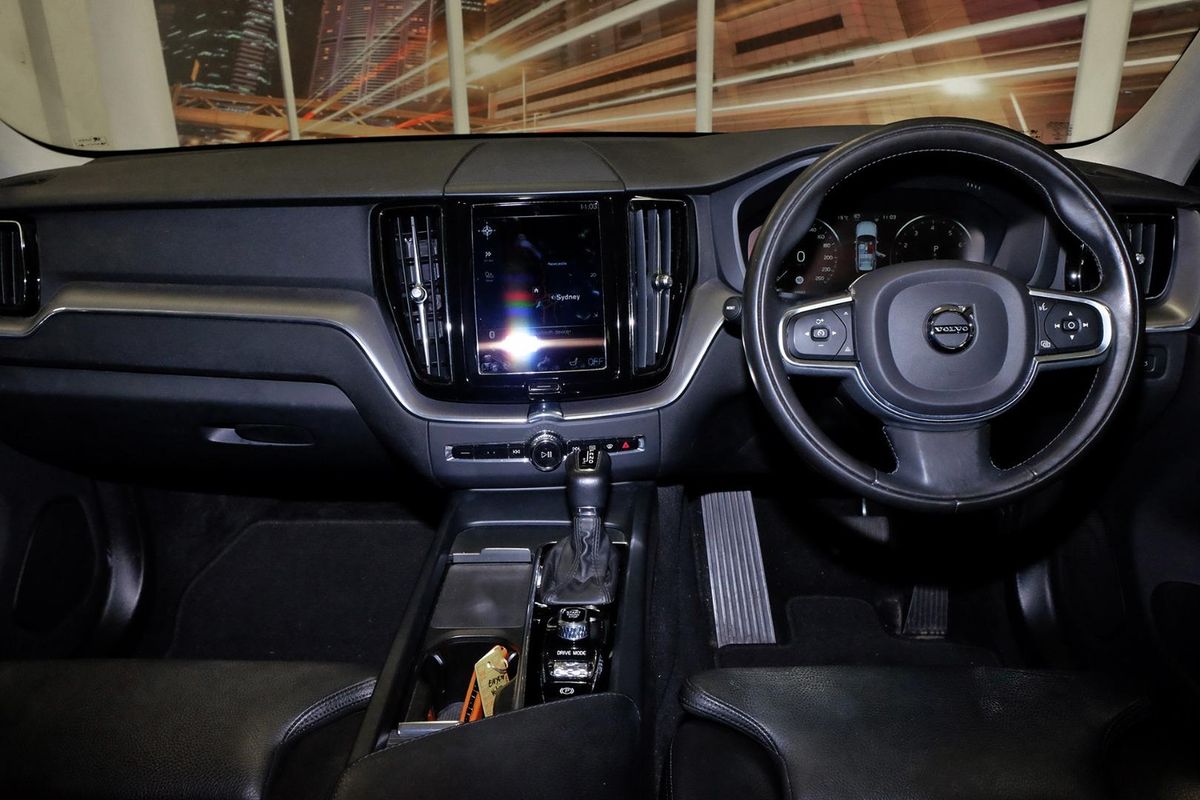 2020 Volvo XC60 T5 Momentum image 8