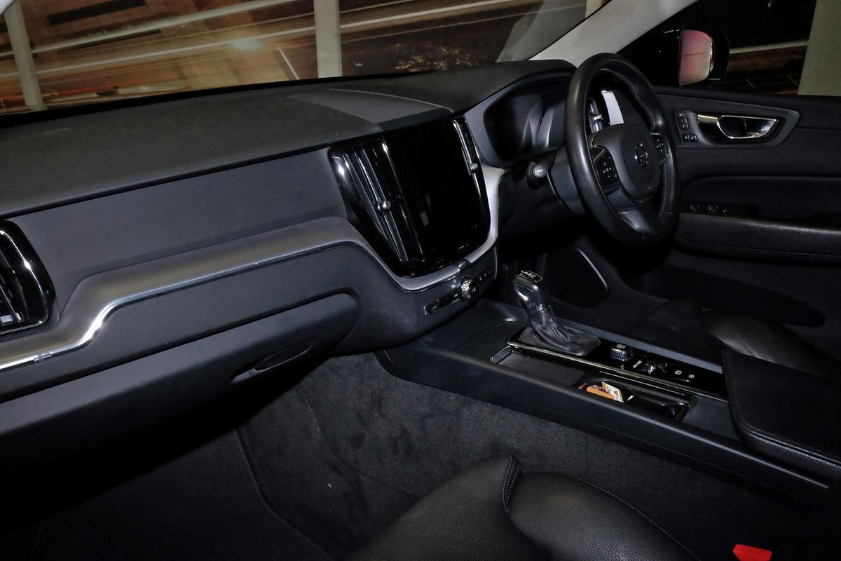 2020 Volvo XC60 T5 Momentum image 9