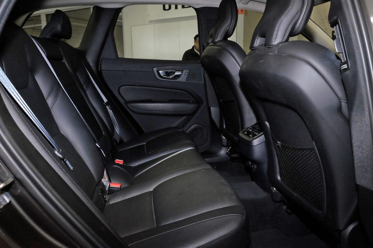 2020 Volvo XC60 T5 Momentum image 10