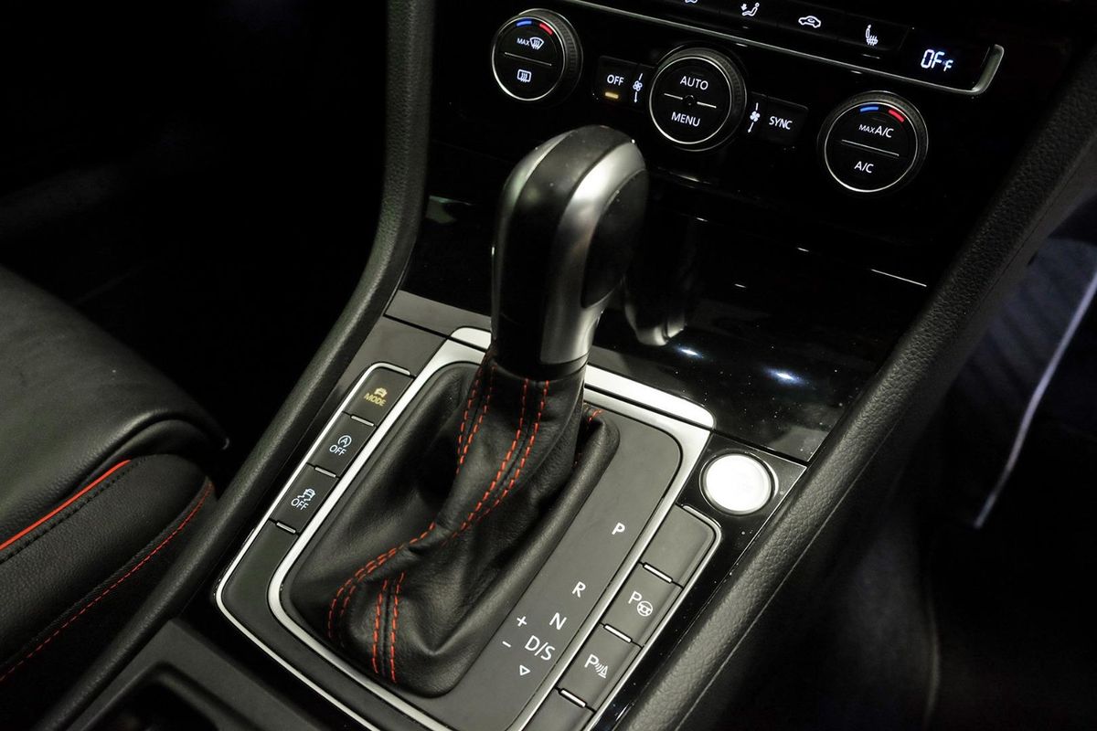 2020 Volkswagen Golf GTI 7.5 image 11