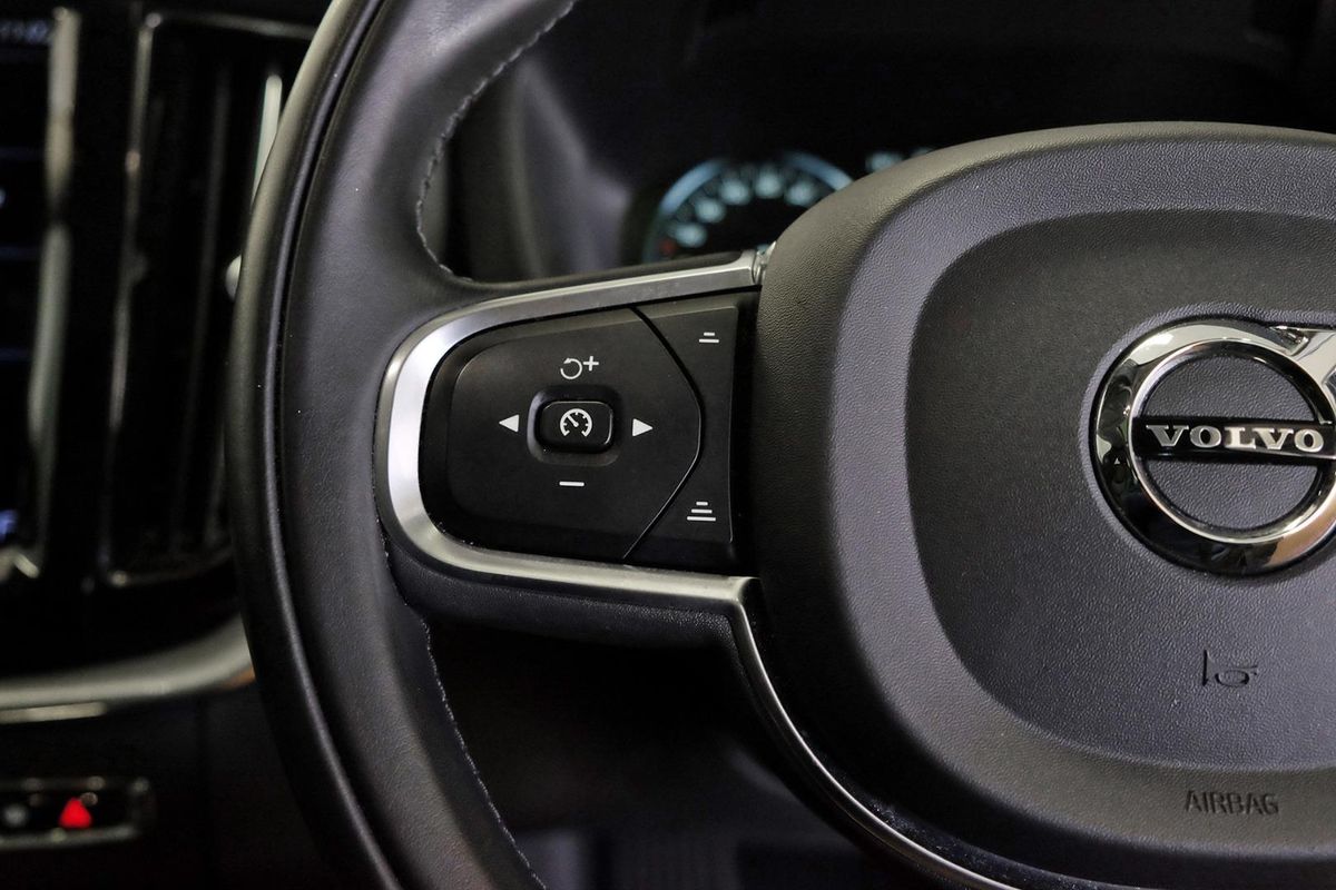 2020 Volvo XC60 T5 Momentum image 15