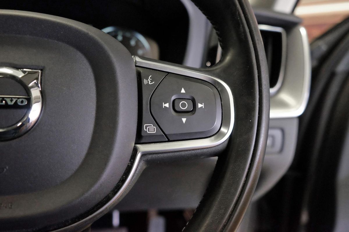 2020 Volvo XC60 T5 Momentum image 16