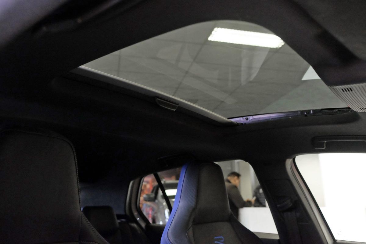 2022 Volkswagen Golf R 8 image 18