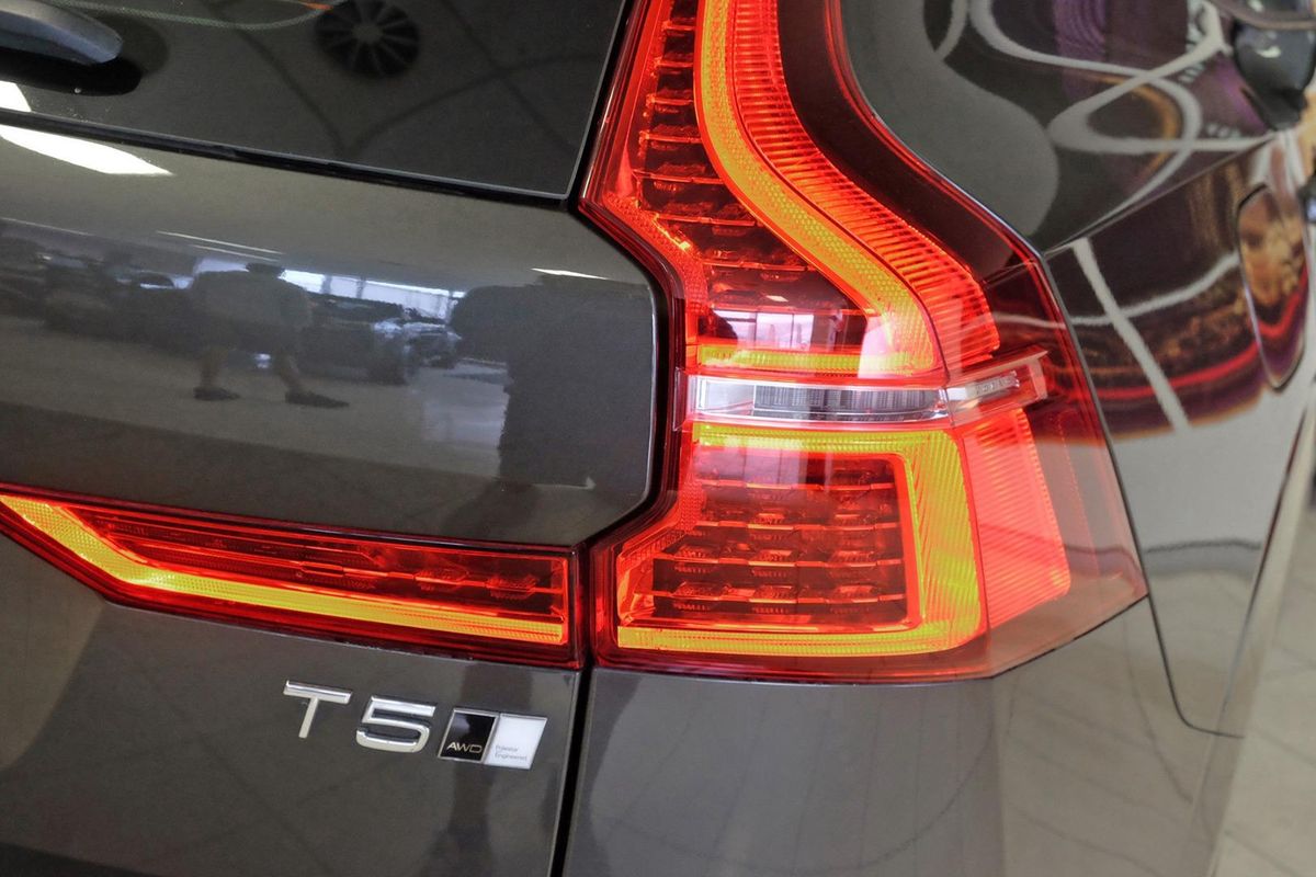 2020 Volvo XC60 T5 Momentum image 21