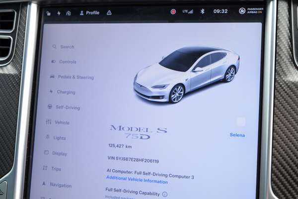 2017 Tesla Model S 75D thumb-10
