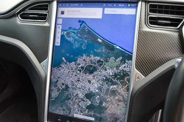 2017 Tesla Model S 75D thumb-13
