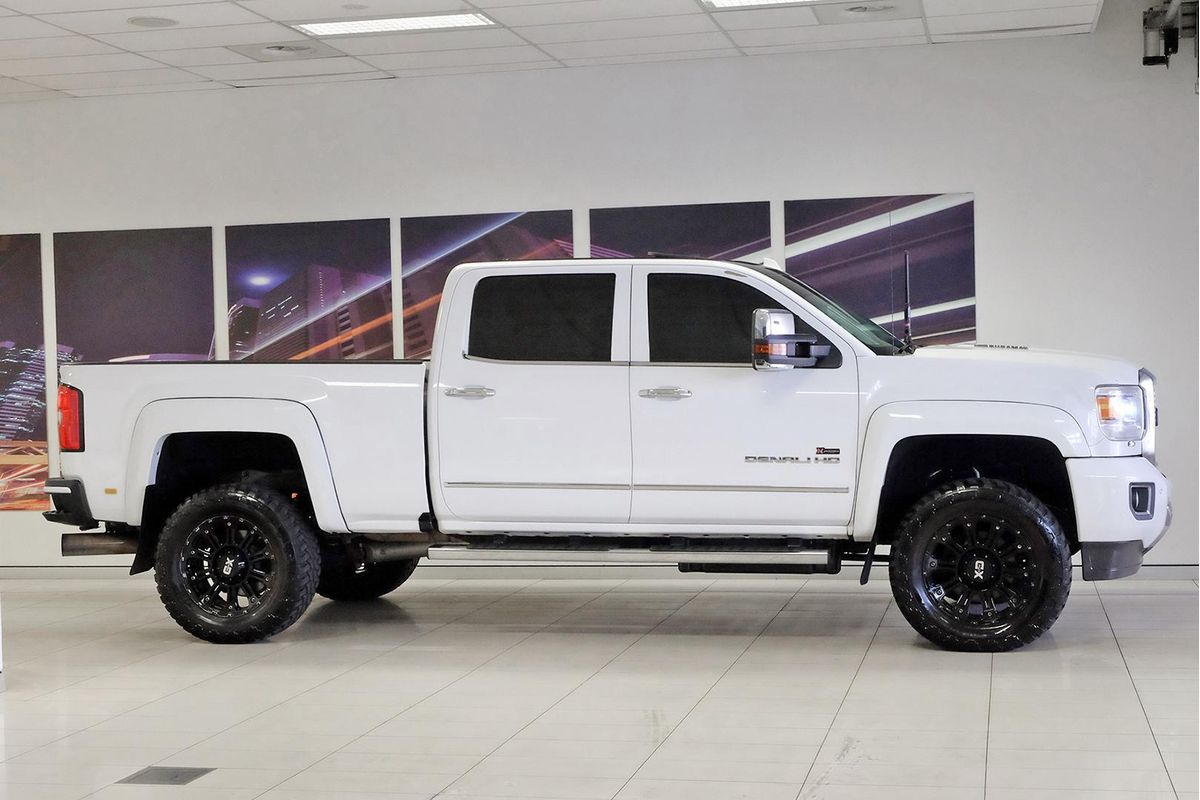 2016 GMC Sierra 2500HD Denali 4X4 image 3