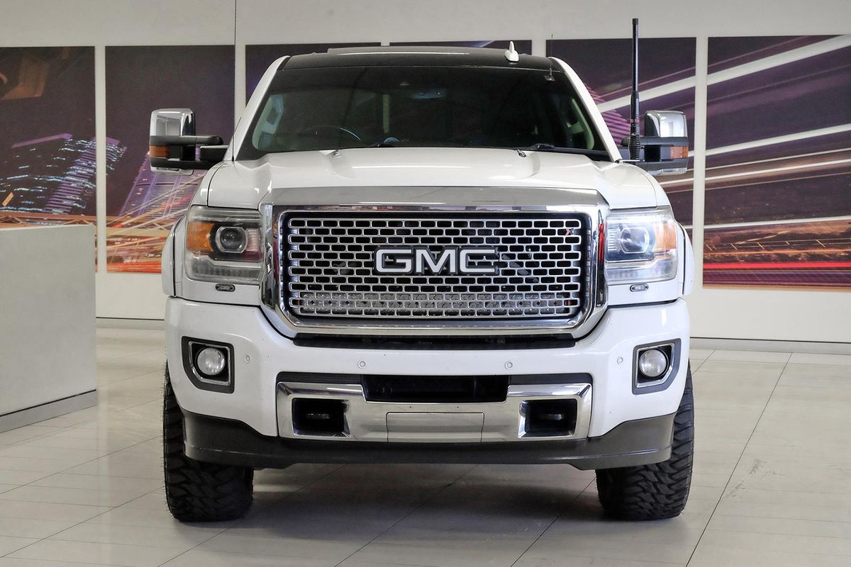 2016 GMC Sierra 2500HD Denali 4X4 image 4