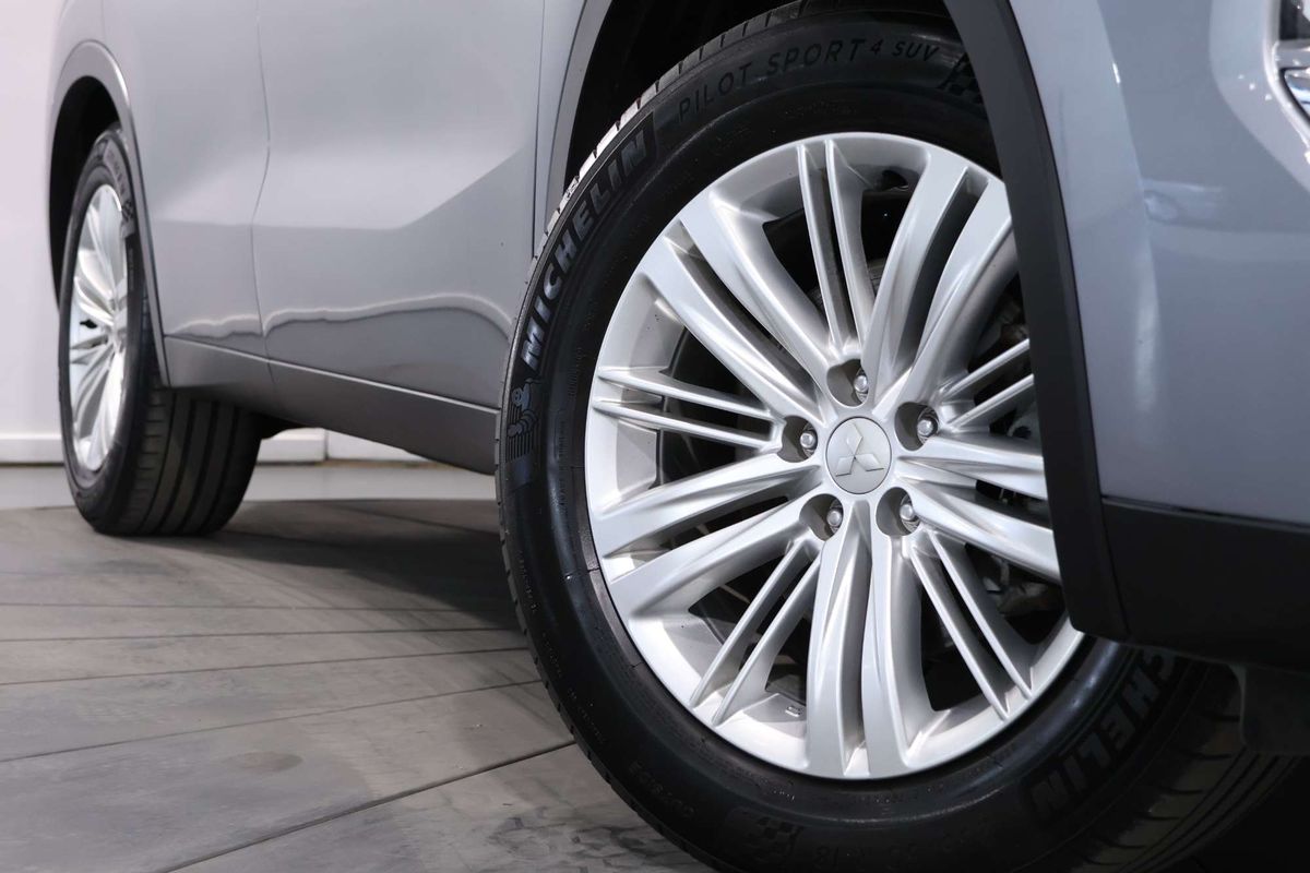 2023 Mitsubishi Outlander ES ZM