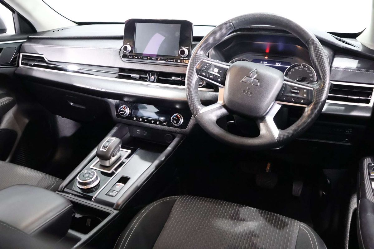 2023 Mitsubishi Outlander ES ZM