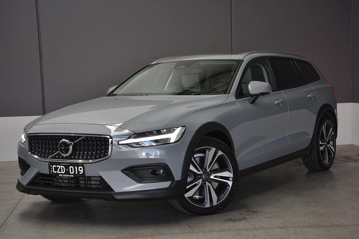 2023 Volvo V60 Cross Country Ultimate B5 Bright