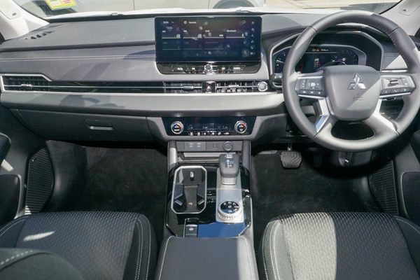 2025 Mitsubishi Outlander LS ZM thumb-16