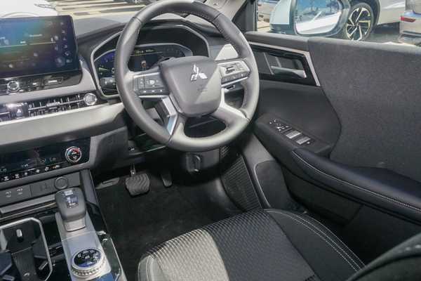 2025 Mitsubishi Outlander LS ZM thumb-17