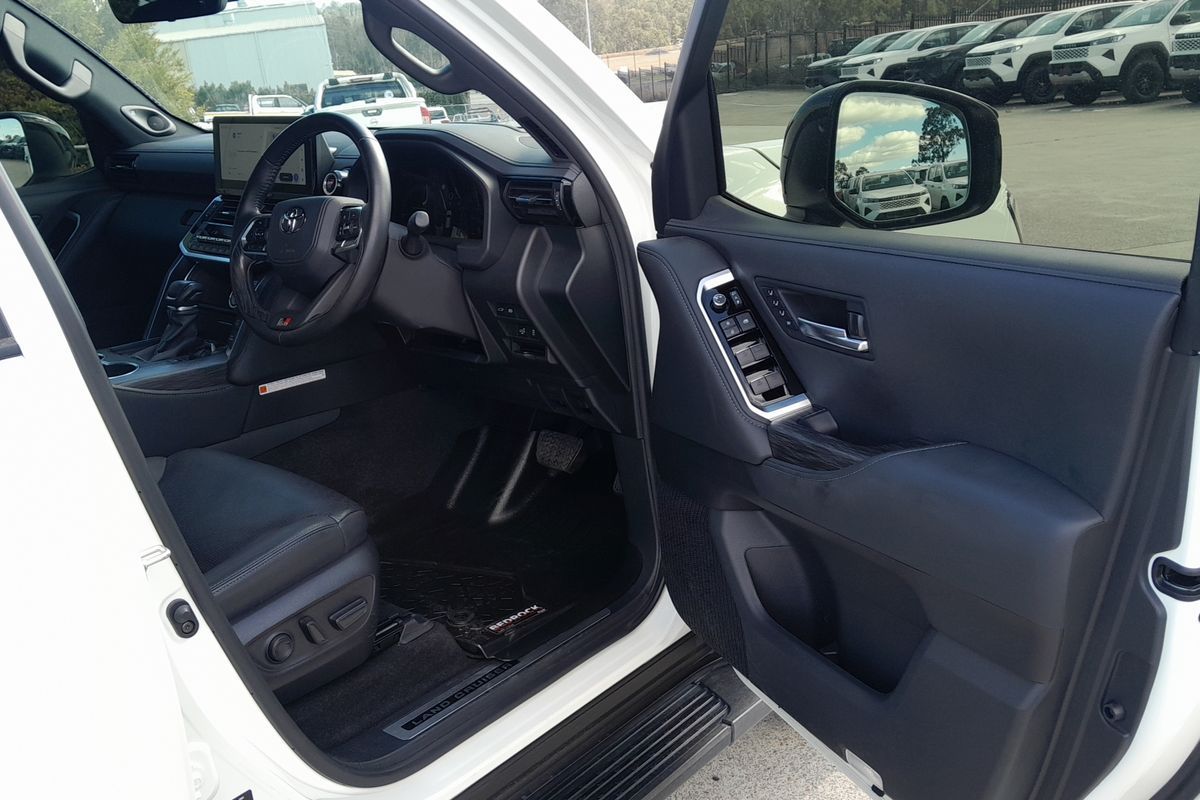 2025 Toyota Landcruiser GR Sport FJA300R