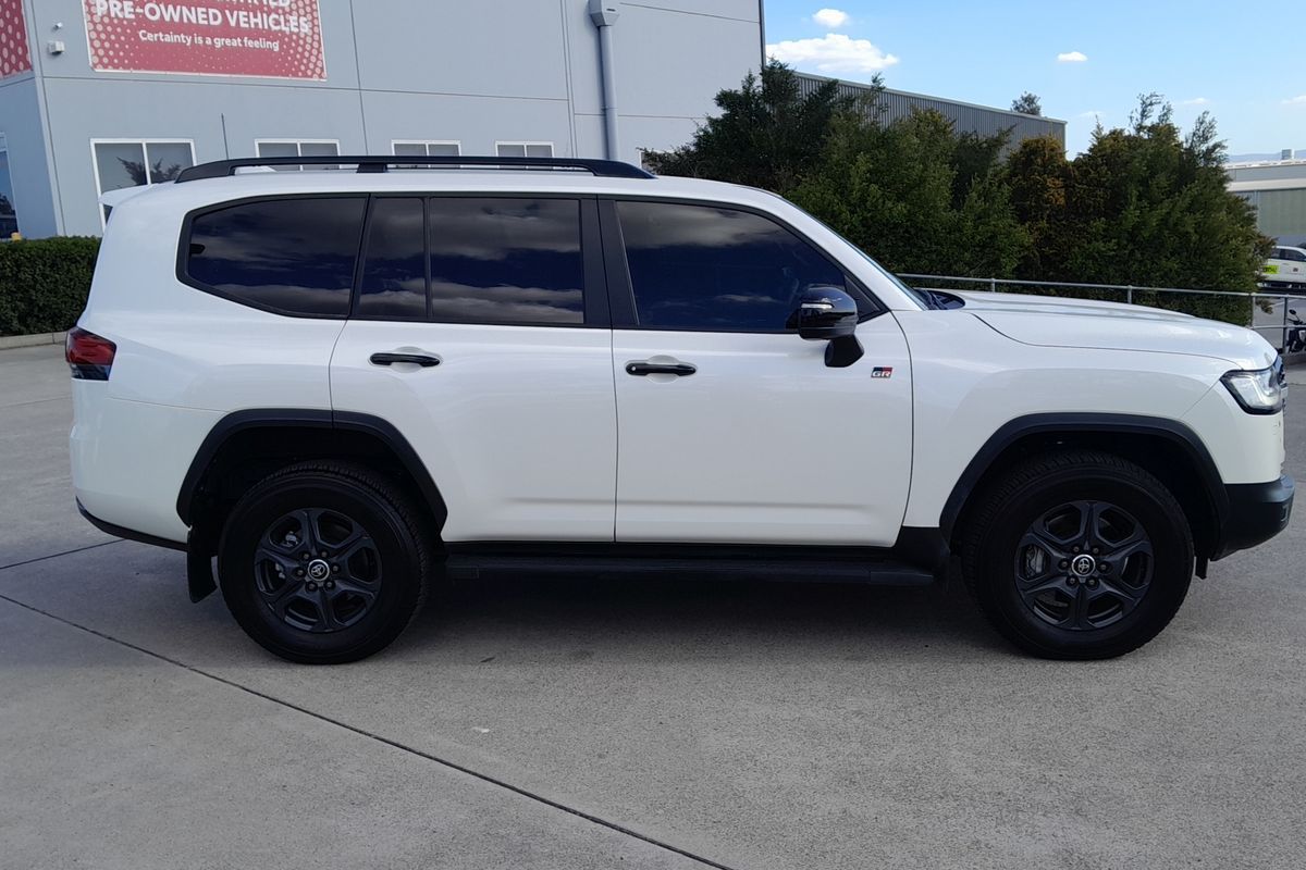 2025 Toyota Landcruiser GR Sport FJA300R