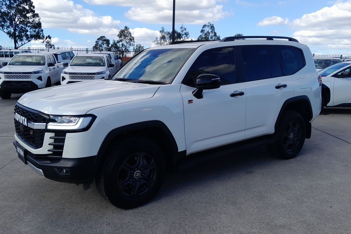 2025 Toyota Landcruiser GR Sport FJA300R