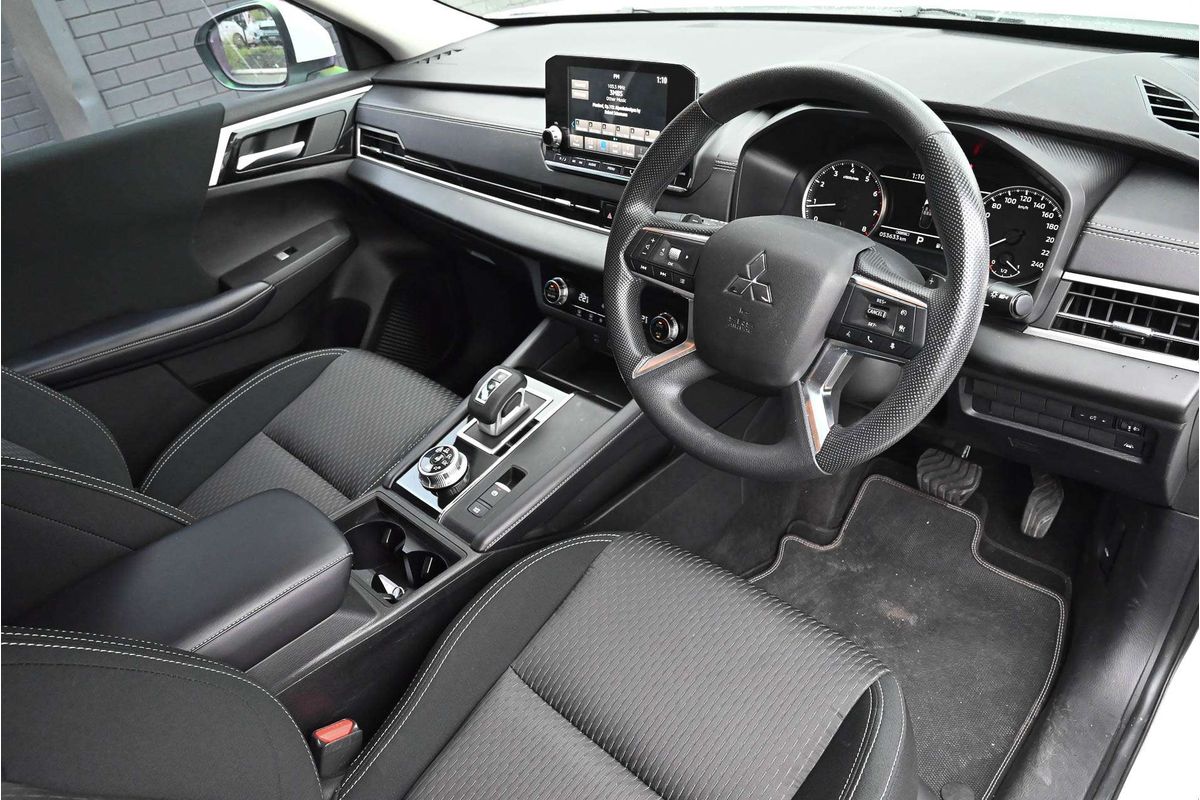 2023 Mitsubishi Outlander ES ZM