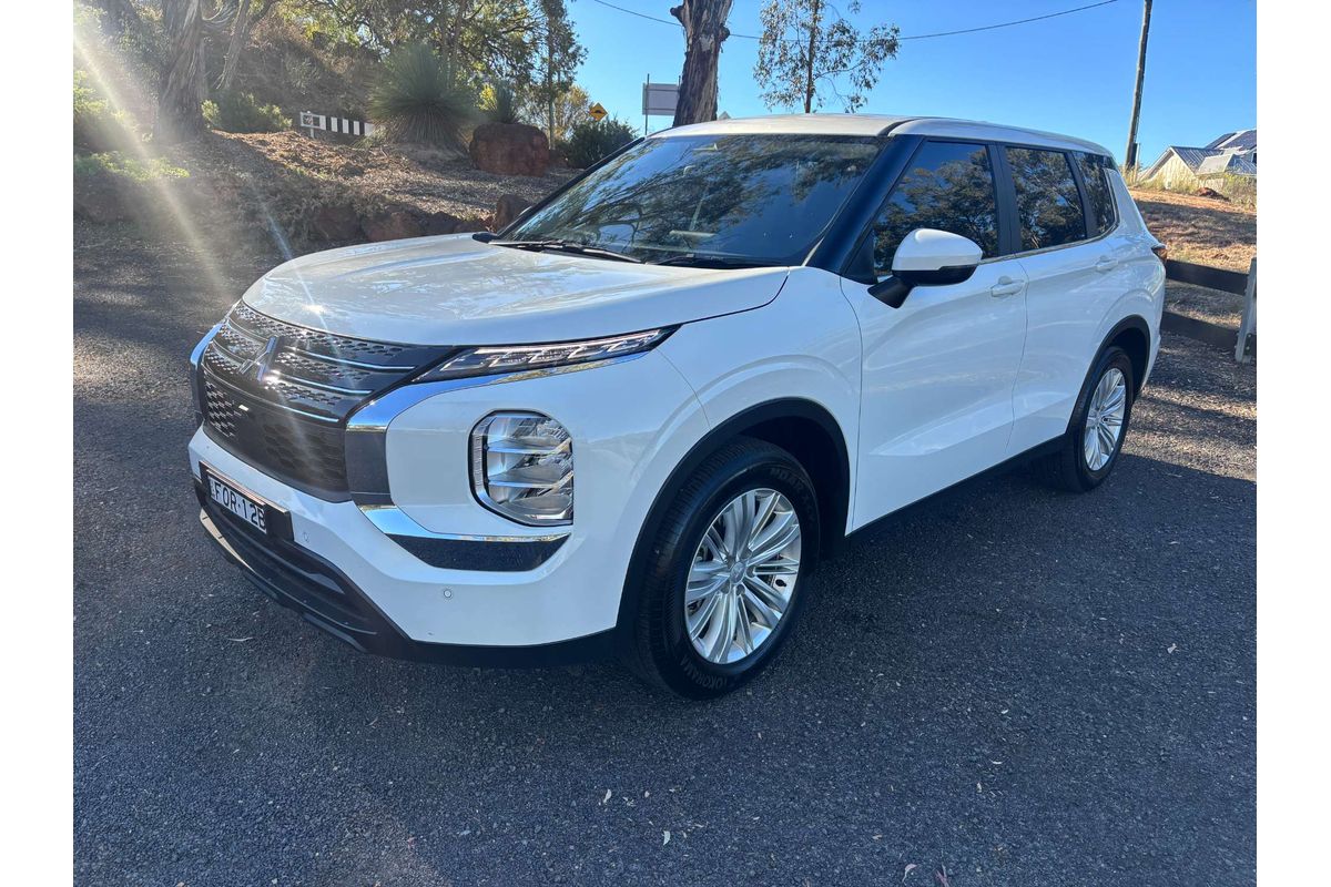2025 Mitsubishi Outlander ES ZM