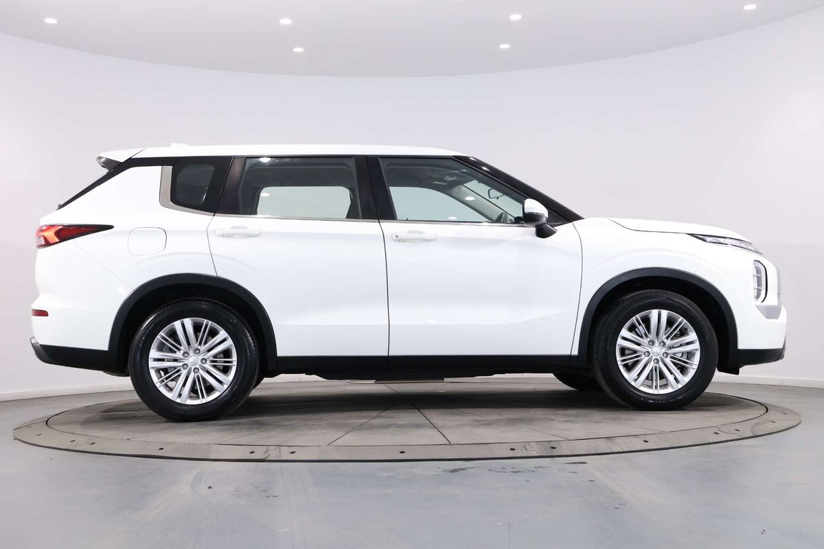 2023 Mitsubishi Outlander ES ZM