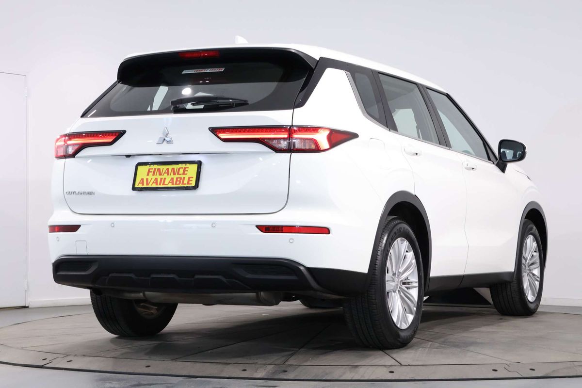 2023 Mitsubishi Outlander ES ZM