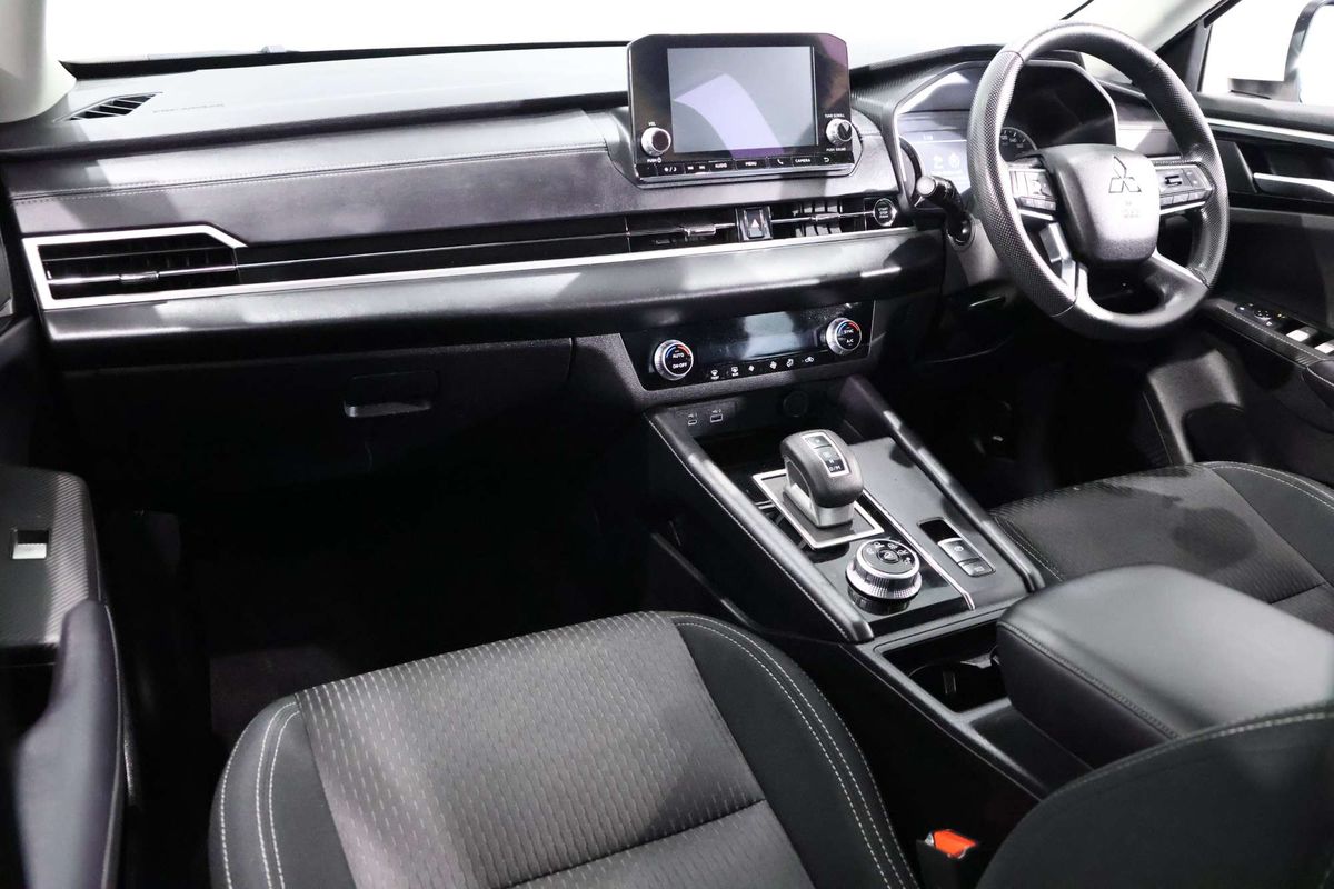 2023 Mitsubishi Outlander ES ZM