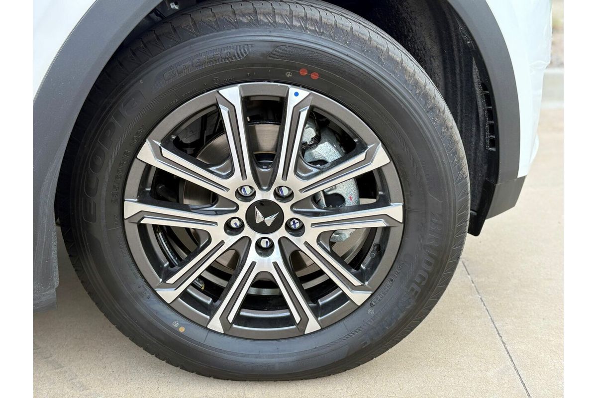 2025 Mahindra XUV700 AX7
