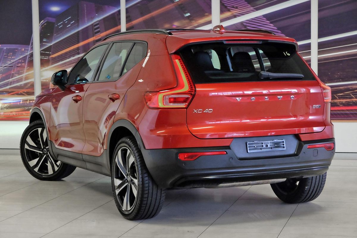 2024 Volvo XC40 Ultimate B4 Dark image 2