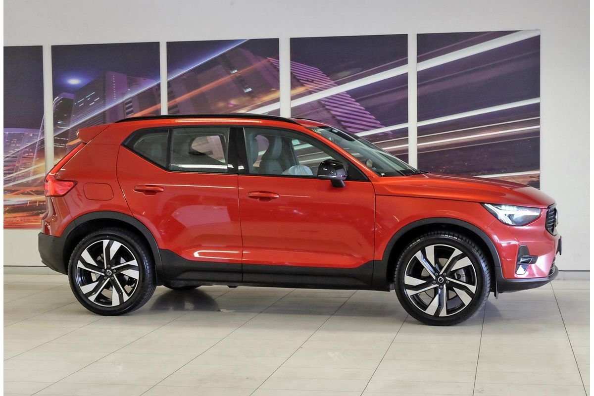 2024 Volvo XC40 Ultimate B4 Dark image 3