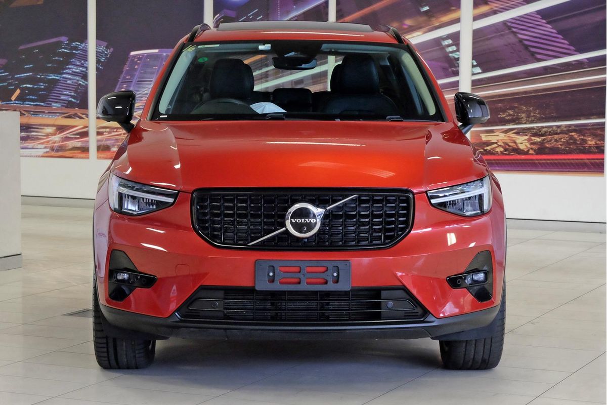 2024 Volvo XC40 Ultimate B4 Dark image 4