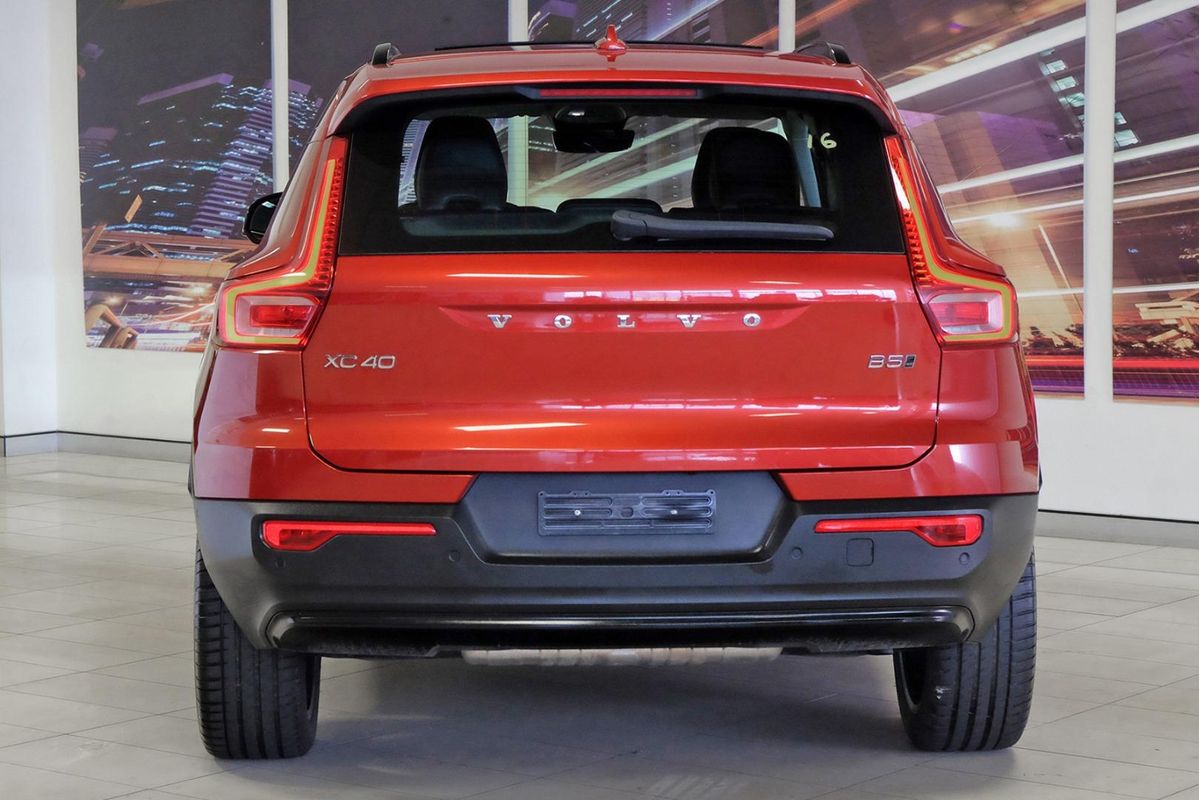 2024 Volvo XC40 Ultimate B4 Dark image 5